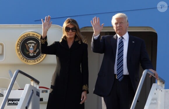 Donald Trump et sa femme Melania arrivent à bord d'Air Force One à l'aéroport de Fiumicino à Rome. Le président américain va rencontrer le pape et le président italien Sergio Mattarella. Rome, le 23 mai 2017.