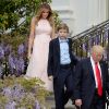 Donald Trump, sa femme Melania Trump et leur fils Barron Trump organisent leur première chasse aux œufs de Pâques sur les pelouses de la Maison-Blanche à Washington le 17 avril 2017.