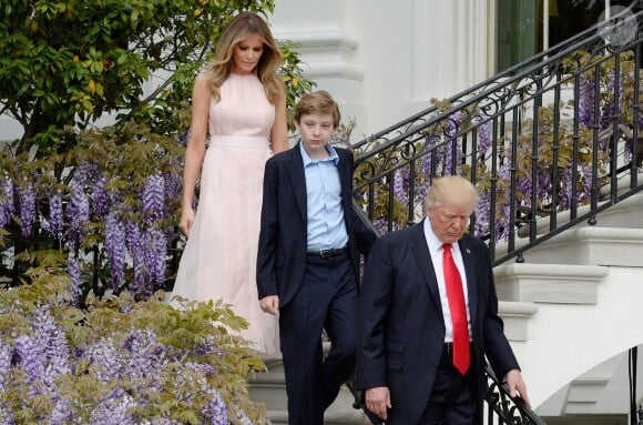 Donald Trump, sa femme Melania Trump et leur fils Barron Trump organisent leur première chasse aux œufs de Pâques sur les pelouses de la Maison-Blanche à Washington le 17 avril 2017.