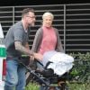 Exclusif - Tori Spelling et son mari Dean McDermott se balade avec leur dernier né Beau Dean McDermott dans les rues de Beverly Hills, le 25 mai 2017