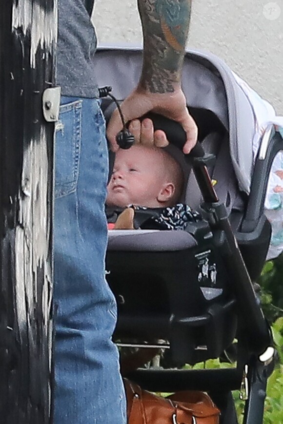 Exclusif - Tori Spelling et son mari Dean McDermott se balade avec leur dernier né Beau Dean McDermott dans les rues de Beverly Hills, le 25 mai 2017