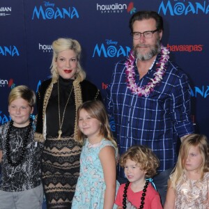 Tori Spelling enceinte avec son mari Dean McDermott et ses enfants Stella Doreen, Hattie Margaret, Liam Aaron et Finn Davey McDermott à la première de ''Moana'' à Hollywood, le 14 novembre 2016 © Birdie Thompson/AdMedia via Zuma/Bestimage