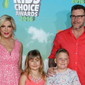 Tori Spelling, Dean McDermott et leurs enfants Stella Doreen et Liam Aaron à la soirée "Kids' Choice Awards" au Forum à Inglewood. Le 12 mars 2016 Nickelodeon 2016