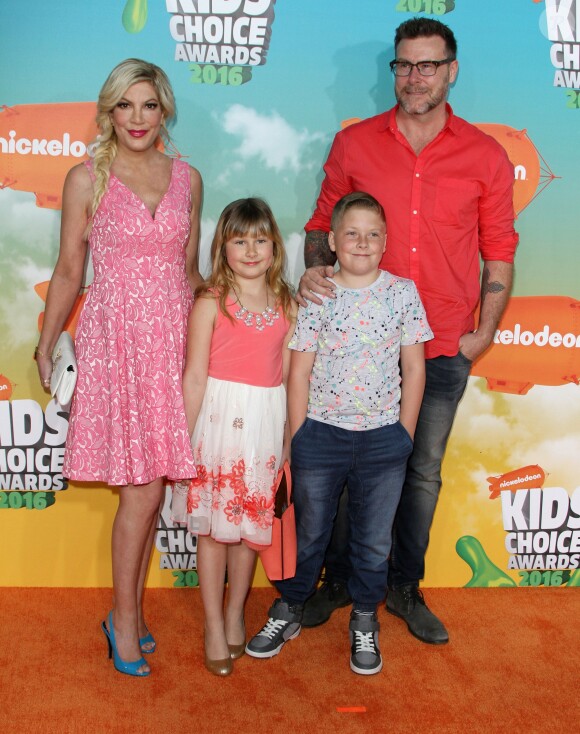 Tori Spelling, Dean McDermott et leurs enfants Stella Doreen et Liam Aaron à la soirée "Kids' Choice Awards" au Forum à Inglewood. Le 12 mars 2016 Nickelodeon 2016