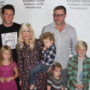 Jack Montgomery McDermott, Tori Spelling, Dean McDermott et leurs enfants Stella Doreen, Finn Davey, Hattie Margaret et Liam Aaron McDermott à la 26ème soirée caritative «The Elizabeth Glaser Pediatric AIDS» à Los Angeles. Le 25 octobre 2015