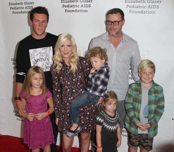 Jack Montgomery McDermott, Tori Spelling, Dean McDermott et leurs enfants Stella Doreen, Finn Davey, Hattie Margaret et Liam Aaron McDermott à la 26ème soirée caritative «The Elizabeth Glaser Pediatric AIDS» à Los Angeles. Le 25 octobre 2015