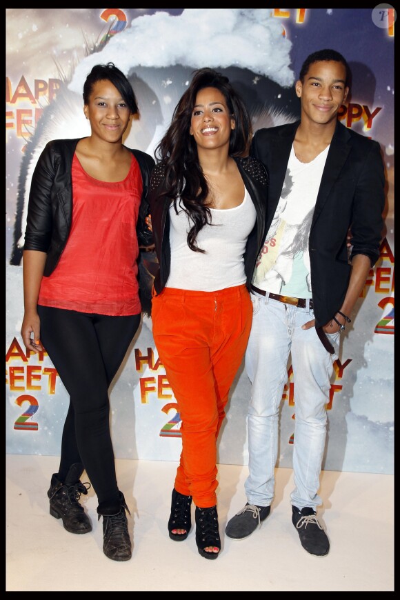 Amel Bent et son frère et sa soeur à l'avant-première du film "Happy Feet 2" au Gaumont Opéra à Paris le 4 décembre 2011.
