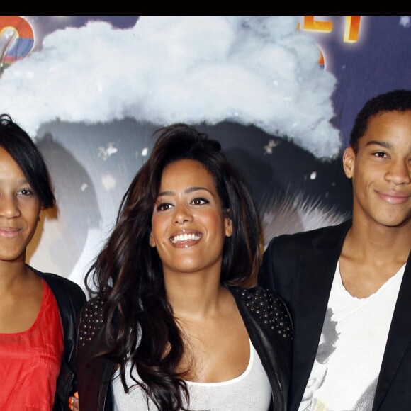 Amel Bent et son frère et sa soeur à l'avant-première du film "Happy Feet 2" au Gaumont Opéra à Paris le 4 décembre 2011.