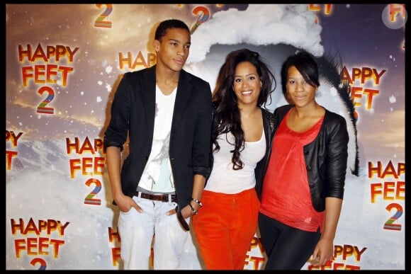 Amel Bent et son frère et sa soeur à l'avant-première du film "Happy Feet 2" au Gaumont Opéra à Paris le 4 décembre 2011.
