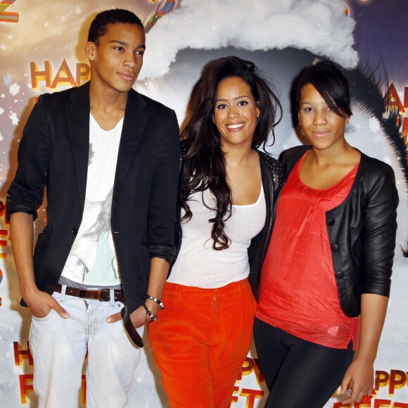 Amel Bent et son frère et sa soeur à l'avant-première du film "Happy Feet 2" au Gaumont Opéra à Paris le 4 décembre 2011.