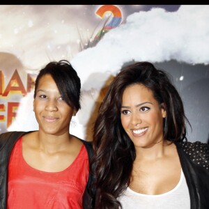 Clovis Cornillas, Amel Bent et son frère et sa soeur à l'avant-première du film "Happy Feet 2" au Gaumont Opéra à Paris le 4 décembre 2011.
