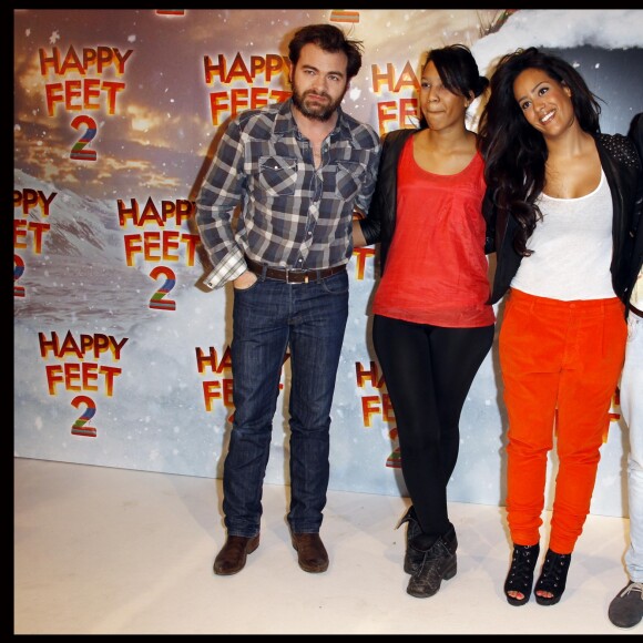 Amel Bent et son frère et sa soeur à l'avant-première du film "Happy Feet 2" au Gaumont Opéra à Paris le 4 décembre 2011.
