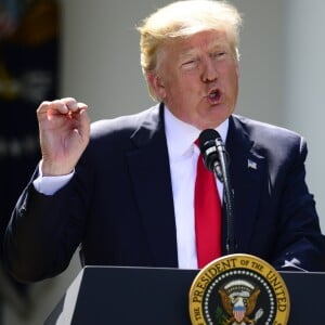 Le président Donald Trump annonce le retrait des Etats-Unis de l'accord de Paris sur le climat à la maison blanche à Washington. Une décision qui fragilise ce texte historique signé par 194 autres pays. "J'ai été élu pour représenter les habitants de Pittsburgh, pas de Paris", a lancé Donald Trump, sous des applaudissements nourris, tout en mettant en avant la défense des emplois américains. Le 1er juin 2017