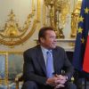 François Hollande remet les insignes de la légion d'honneur à Arnold Schwarzenegger pour son engagement en faveur de l'environnement au palais de l'Elysée à Paris le 28 avril 2017