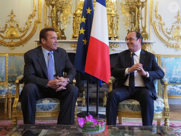 François Hollande remet les insignes de la légion d'honneur à Arnold Schwarzenegger pour son engagement en faveur de l'environnement au palais de l'Elysée à Paris le 28 avril 2017