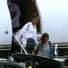 Ariana Grande arrive au Stansted Airport de Londres le 2 juin 2017, avant de rallier Manchester où elle donnera un concert caritatif le 4 juin.