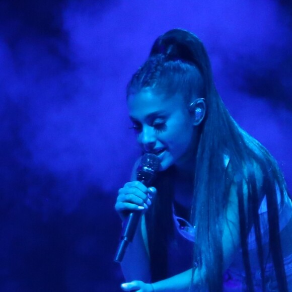 Exclusif - Ariana Grande fait tomber son micro en plein concert à Vancouver Le 24 Mars 2017