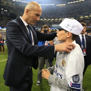 Zinedine Zidane a savouré avec son fils Elyaz la victoire du Real Madrid en finale de la Ligue des Champions contre la Juventus de Turin le 3 juin 2017 à Cardiff.