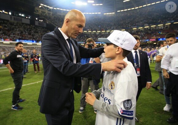 Zinedine Zidane a savouré avec son fils Elyaz la victoire du Real Madrid en finale de la Ligue des Champions contre la Juventus de Turin le 3 juin 2017 à Cardiff.