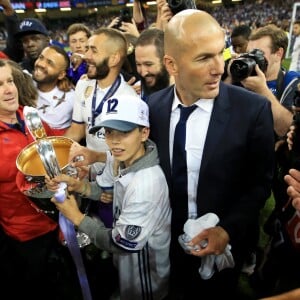 Zinedine Zidane a savouré avec son fils Elyaz, qui porte ici la coupe, la victoire du Real Madrid en finale de la Ligue des Champions contre la Juventus de Turin le 3 juin 2017 à Cardiff.