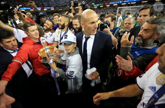 Zinedine Zidane a savouré avec son fils Elyaz, qui porte ici la coupe, la victoire du Real Madrid en finale de la Ligue des Champions contre la Juventus de Turin le 3 juin 2017 à Cardiff.