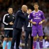 Zinedine Zidane discute avec Cristiano Ronaldo lors de la victoire du Real Madrid en finale de la Ligue des Champions contre la Juventus de Turin le 3 juin 2017 à Cardiff.