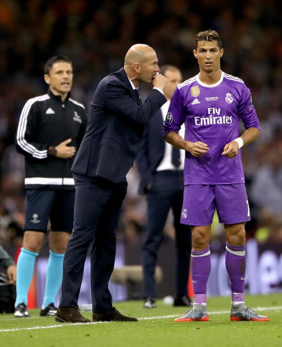 Zinedine Zidane discute avec Cristiano Ronaldo lors de la victoire du Real Madrid en finale de la Ligue des Champions contre la Juventus de Turin le 3 juin 2017 à Cardiff.