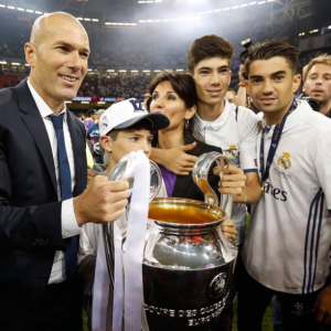 Zinedine Zidane soulève le trophée de la Ligue des Champions avec sa famille après la victoire du Real Madrid en finale de la compétition contre la Juventus de Turin le 3 juin 2017 à Cardiff.