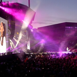 Ariana Grande est remontée sur scène à Manchester, dimanche, moins de deux semaines après qu'une attaque contre son concert eut fait 22 morts et des dizaines de blessés. Son spectacle-bénéfice «One Love Manchester» a pour but d'amasser des fonds pour les victimes de cette attaque à la bombe. Plusieurs artistes se sont ralliés à sa cause, dont Justin Bieber, Coldplay, Robbie Williams et Miley Cyrus. A Manchester le 4 juin 2017