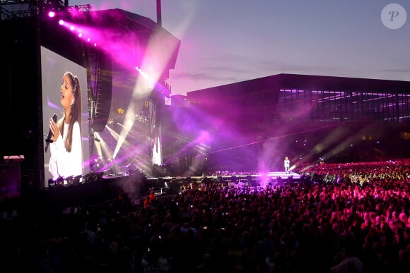 Ariana Grande est remontée sur scène à Manchester, dimanche, moins de deux semaines après qu'une attaque contre son concert eut fait 22 morts et des dizaines de blessés. Son spectacle-bénéfice «One Love Manchester» a pour but d'amasser des fonds pour les victimes de cette attaque à la bombe. Plusieurs artistes se sont ralliés à sa cause, dont Justin Bieber, Coldplay, Robbie Williams et Miley Cyrus. A Manchester le 4 juin 2017