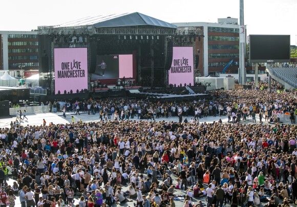 Ariana Grande est remontée sur scène à Manchester, dimanche, moins de deux semaines après qu'une attaque contre son concert eut fait 22 morts et des dizaines de blessés. Son spectacle-bénéfice «One Love Manchester» a pour but d'amasser des fonds pour les victimes de cette attaque à la bombe. Plusieurs artistes se sont ralliés à sa cause, dont Justin Bieber, Coldplay, Robbie Williams et Miley Cyrus. A Manchester le 4 juin 2017