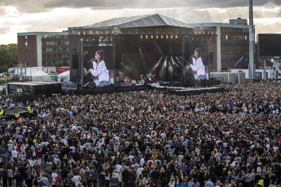 Ariana Grande est remontée sur scène à Manchester, dimanche, moins de deux semaines après qu'une attaque contre son concert eut fait 22 morts et des dizaines de blessés. Son spectacle-bénéfice «One Love Manchester» a pour but d'amasser des fonds pour les victimes de cette attaque à la bombe. Plusieurs artistes se sont ralliés à sa cause, dont Justin Bieber, Coldplay, Robbie Williams et Miley Cyrus. A Manchester le 4 juin 2017