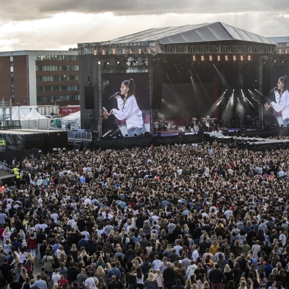 Ariana Grande est remontée sur scène à Manchester, dimanche, moins de deux semaines après qu'une attaque contre son concert eut fait 22 morts et des dizaines de blessés. Son spectacle-bénéfice «One Love Manchester» a pour but d'amasser des fonds pour les victimes de cette attaque à la bombe. Plusieurs artistes se sont ralliés à sa cause, dont Justin Bieber, Coldplay, Robbie Williams et Miley Cyrus. A Manchester le 4 juin 2017