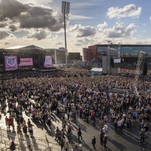 Ariana Grande est remontée sur scène à Manchester, dimanche, moins de deux semaines après qu'une attaque contre son concert eut fait 22 morts et des dizaines de blessés. Son spectacle-bénéfice «One Love Manchester» a pour but d'amasser des fonds pour les victimes de cette attaque à la bombe. Plusieurs artistes se sont ralliés à sa cause, dont Justin Bieber, Coldplay, Robbie Williams et Miley Cyrus. A Manchester le 4 juin 2017