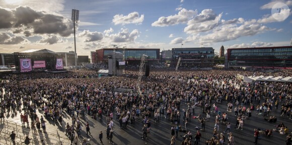 Ariana Grande est remontée sur scène à Manchester, dimanche, moins de deux semaines après qu'une attaque contre son concert eut fait 22 morts et des dizaines de blessés. Son spectacle-bénéfice «One Love Manchester» a pour but d'amasser des fonds pour les victimes de cette attaque à la bombe. Plusieurs artistes se sont ralliés à sa cause, dont Justin Bieber, Coldplay, Robbie Williams et Miley Cyrus. A Manchester le 4 juin 2017