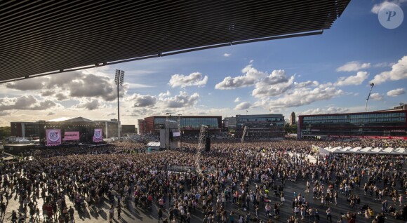 Ariana Grande est remontée sur scène à Manchester, dimanche, moins de deux semaines après qu'une attaque contre son concert eut fait 22 morts et des dizaines de blessés. Son spectacle-bénéfice «One Love Manchester» a pour but d'amasser des fonds pour les victimes de cette attaque à la bombe. Plusieurs artistes se sont ralliés à sa cause, dont Justin Bieber, Coldplay, Robbie Williams et Miley Cyrus. A Manchester le 4 juin 2017