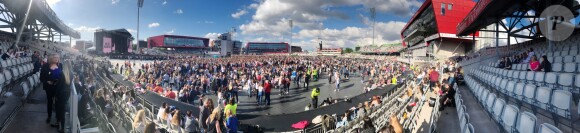 Ariana Grande est remontée sur scène à Manchester, dimanche, moins de deux semaines après qu'une attaque contre son concert eut fait 22 morts et des dizaines de blessés. Son spectacle-bénéfice «One Love Manchester» a pour but d'amasser des fonds pour les victimes de cette attaque à la bombe. Plusieurs artistes se sont ralliés à sa cause, dont Justin Bieber, Coldplay, Robbie Williams et Miley Cyrus. A Manchester le 4 juin 2017