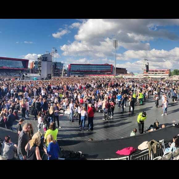 Ariana Grande est remontée sur scène à Manchester, dimanche, moins de deux semaines après qu'une attaque contre son concert eut fait 22 morts et des dizaines de blessés. Son spectacle-bénéfice «One Love Manchester» a pour but d'amasser des fonds pour les victimes de cette attaque à la bombe. Plusieurs artistes se sont ralliés à sa cause, dont Justin Bieber, Coldplay, Robbie Williams et Miley Cyrus. A Manchester le 4 juin 2017