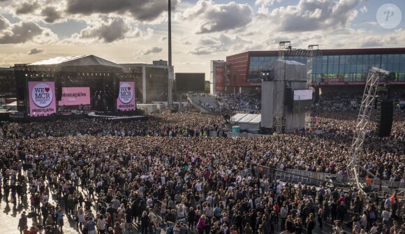 Ariana Grande est remontée sur scène à Manchester, dimanche, moins de deux semaines après qu'une attaque contre son concert eut fait 22 morts et des dizaines de blessés. Son spectacle-bénéfice «One Love Manchester» a pour but d'amasser des fonds pour les victimes de cette attaque à la bombe. Plusieurs artistes se sont ralliés à sa cause, dont Justin Bieber, Coldplay, Robbie Williams et Miley Cyrus. A Manchester le 4 juin 2017