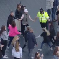 Ariana Grande, One Love Manchester: Le policier dansant qui fait fondre la Toile