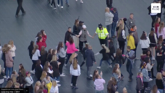 Un policier dansant avec le public venu assister au concert One Love Manchester fait le buzz sur la toile. Le 4 juin 2017 à Manchester.