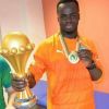 Cheick Tioté pose avec le trophée de la Coupe d'Afrique des nations en 2015 avec la Côte d'Ivoire.