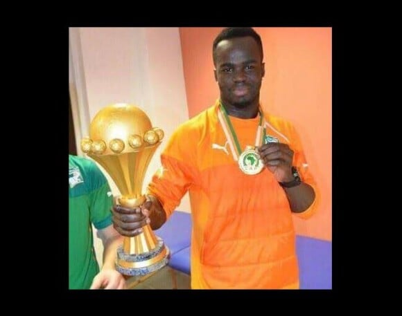 Cheick Tioté pose avec le trophée de la Coupe d'Afrique des nations en 2015 avec la Côte d'Ivoire.