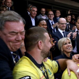 La première dame Brigitte Macron (Trogneux), la ministre des Sports Laura Flessel avec les joueurs l'ASM Clermont - Finale du Top 14, ASM Clermont contre le RC Toulon au Stade de France à Saint-Denis, , France, le 4 juin 2017. ASM Clermont remporte le match contre RC Toulon 22-16. © Agence/Bestimage