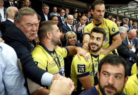 La première dame Brigitte Macron (Trogneux), la ministre des Sports Laura Flessel avec les joueurs l'ASM Clermont - Finale du Top 14, ASM Clermont contre le RC Toulon au Stade de France à Saint-Denis, , France, le 4 juin 2017. ASM Clermont remporte le match contre RC Toulon 22-16. © Agence/Bestimage