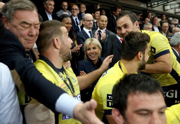 La première dame Brigitte Macron (Trogneux), la ministre des Sports Laura Flessel avec les joueurs l'ASM Clermont - Finale du Top 14, ASM Clermont contre le RC Toulon au Stade de France à Saint-Denis, , France, le 4 juin 2017. ASM Clermont remporte le match contre RC Toulon 22-16. © Agence/Bestimage