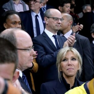 Le prince Albert II de Monaco, la première dame Brigitte Macron (Trogneux), son mari le président de la République Emmanuel Macron, la ministre des Sports Laura Flessel - Finale du Top 14, ASM Clermont contre le RC Toulon au Stade de France à Saint-Denis, , France, le 4 juin 2017. ASM Clermont remporte le match contre RC Toulon 22-16. © Agence/Bestimage