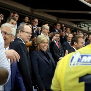 Le président de l'Assemblée nationale Claude Bartolone, le prince Albert II de Monaco, la première dame Brigitte Macron (Trogneux), son mari le président de la République Emmanuel Macron - Finale du Top 14, ASM Clermont contre le RC Toulon au Stade de France à Saint-Denis, , France, le 4 juin 2017. ASM Clermont remporte le match contre RC Toulon 22-16. © Agence/Bestimage