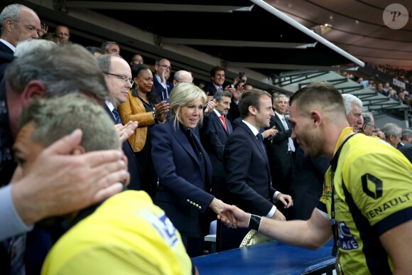 Le prince Albert II de Monaco, la première dame Brigitte Macron (Trogneux), son mari le président de la République Emmanuel Macron et la ministre des Sports Laura Flessel - Finale du Top 14, ASM Clermont contre le RC Toulon au Stade de France à Saint-Denis, , France, le 4 juin 2017. ASM Clermont remporte le match contre RC Toulon 22-16. © Agence/Bestimage