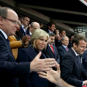 Le prince Albert II de Monaco, la première dame Brigitte Macron (Trogneux), son mari le président de la République Emmanuel Macron, la ministre des Sports Laura Flessel et le président de la Fédération française de Rugby à XV (FFR) Bernard Laporte - Finale du Top 14, ASM Clermont contre le RC Toulon au Stade de France à Saint-Denis, , France, le 4 juin 2017. ASM Clermont remporte le match contre RC Toulon 22-16. © Agence/Bestimage